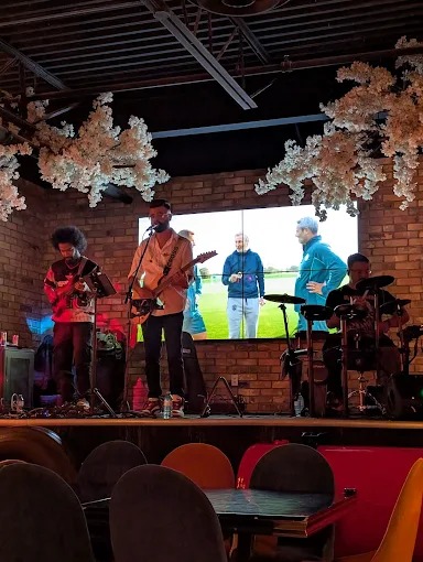 Live Music Dining in Brampton: How Entertainment Enhances the Food Experience